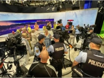 Αρνητές του κορονοϊού εισέβαλαν στο στούντιο της δημόσιας τηλεόρασης στην Σλοβενία (βίντεο)