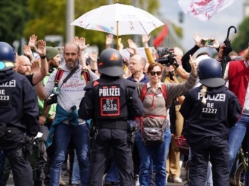 Γερμανία: Δεκάδες χιλιάδες διαδήλωσαν εναντίον των πολιτικών της άκρας δεξιάς
