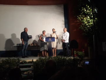 Αίγινα: Ο Δήμος Αίγινας και η επιτροπή &quot;Αίγινα 2021&quot; τίμησαν την σκηνοθέτη Γελένα Πόποβιτς