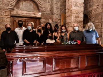 Μίκης Θεοδωράκης: Λαϊκό προσκύνημα στη Μητρόπολη Αθηνών  