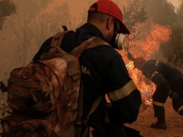 Πυρκαγιά στο Δίστομο: Μάχη να ελέγξουν τις φλόγες