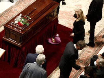 Ο Μίκης Θεοδωράκης ξεκίνησε το ταξίδι του προς τον Γαλατά Χανίων -Αύριο η κηδεία