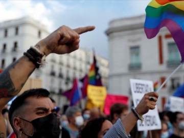 Εκατοντάδες διαδηλωτές στη Μαδρίτη κατά των ομοφοβικών επιθέσεων