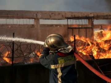Πυρκαγιά σε εργοστάσιο ξυλείας στον Ασπρόπυργο