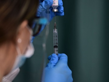 Νέο σκάνδαλο με εικονικούς εμβολιασμούς -Συνελήφθη επ&#39; αυτοφώρω 75χρονη γιατρού στο ΙΚΑ Αλεξάνδρας (βίντεο)