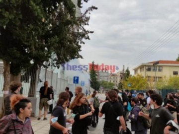 Απίστευτες εικόνες στην Θεσσαλονίκη: Κουκουλοφόροι επιτέθηκαν σε πορεία φοιτητών (βίντεο)