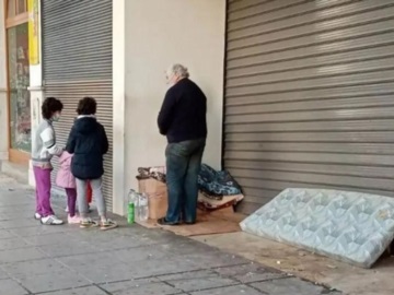 Άστεγος δίνει κέρματα σε παιδάκια που του είπαν τα κάλαντα