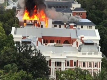 Νότια Αφρική: Φωτιά στη Βουλή