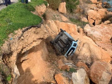 Αίγινα: Αυτοκίνητο έπεσε σε γκρεμό στο Λιβάδι της Αίγινας