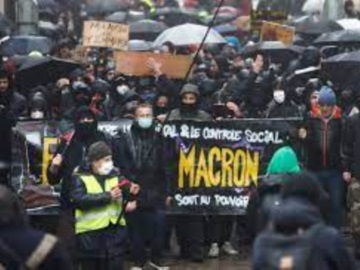 «Εμείς θα σε τσαντίσουμε» -Χιλιάδες αντιεμβολιαστές διαδήλωσαν στη Γαλλία κατά του Μακρόν