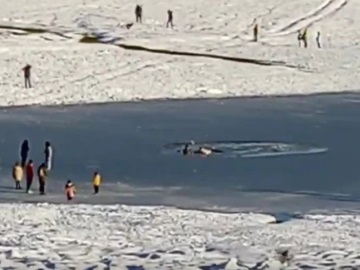 Βίντεο – Η στιγμή που σπάει ο πάγος στη λίμνη Πλαστήρα – Επισκέπτες βρέθηκαν να κολυμπούν στο νερό