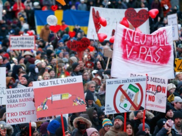 Σουηδία: Χιλιάδες διαδηλωτές κατά του εμβολιαστικού πάσου