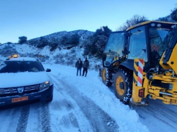 Χιονόπτωση: Αυξάνονται τα προβλήματα στο οδικό δίκτυο του Δήμου Επιδαύρου που συνορεύει με την ορεινή Τροιζηνία 