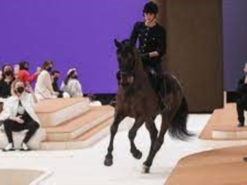 Άλογο στην πασαρέλα του Οίκου Chanel (video)