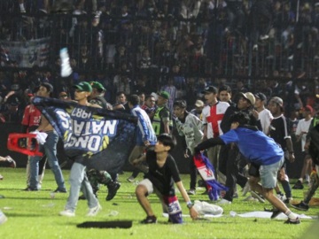 Σοκ απο το ποδοπάτημα σε γήπεδο στην Ινδονησία: Στους 174 έφθασαν οι νεκροί μετά από εισβολή οπαδών