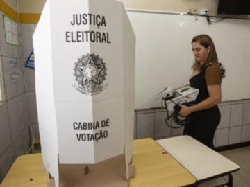 Οι Βραζιλιάνοι ψηφίζουν στις πιο πολωμένες εκλογές που έχουν διεξαχθεί στη χώρα εδώ και δεκαετίες