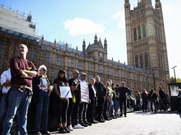 Βρετανία: Ανθρώπινη αλυσίδα στο κοινοβούλιο κατά της έκδοσης Ασάνζ στις ΗΠΑ
