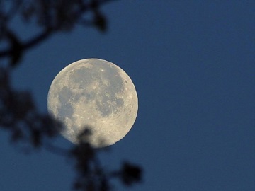 Απόψε κορυφώνεται το &quot;Φεγγάρι του κυνηγού&quot; - Γιατί ονομάστηκε έτσι η φθινοπωρινή πανσέληνος  