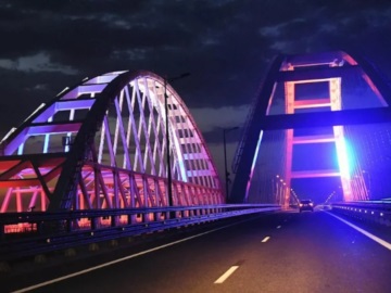 Γέφυρα της Κριμαίας: Την αποκατέστησαν και τη φώτισαν με τα χρώματα της Ρωσίας (Βίντεο)
