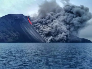 Στρόμπολι: Εξερράγη ένα από τα πιο ενεργά ηφαίστεια του πλανήτη στην Ιταλία (βίντεο)