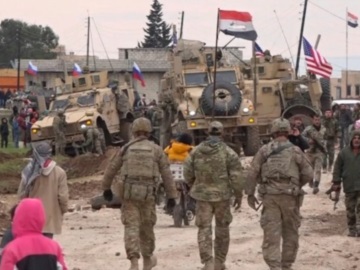 Συρία: Σε ένα σπάνιο στιγμιότυπο, Ρώσοι και Αμερικανοί στρατιώτες ποζάρουν μαζί για φωτογραφίες