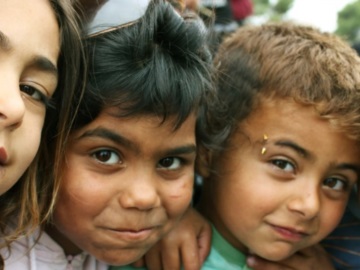 Το 80% των Ρομά στην Ευρώπη και το 96% στην Ελλάδα ζει σε κίνδυνο φτώχειας, σύμφωνα με έρευνα του FRA	