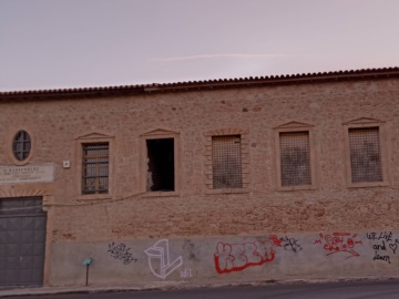 Αίγινα: Ντροπή και θυμός για τα γκράφιτι στον τοίχο του Καποδιστριακού Ορφανοτροφείου.