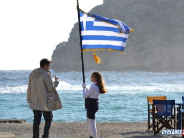 Αποθέωση στη Νάξο για την μαθήτρια που κράτησε ολομόναχη την ελληνική σημαία