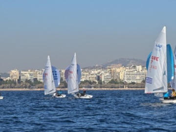 Με τους Έλληνες ιστιοπλόους να προηγούνται σε όλες τις κατηγορίες συνεχίστηκε η &quot;31η Athens International Sailing Week&quot;