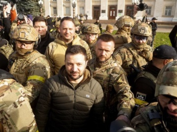 Στη Χερσώνα ο Ζελένσκι: «Προχωράμε. Η Ουκρανία είναι έτοιμη για ειρήνη» είπε σε στρατιώτες