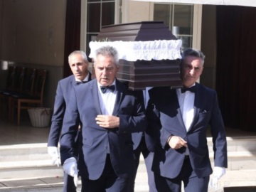 Ελάχιστοι ηθοποιοί στην κηδεία της Μίνας Αδαμάκη