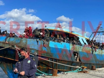 Από το αλιευτικό σκάφος σε επιβατικό πλοίο, οι εκατοντάδες μετανάστες στην Παλαιόχωρα - Μεγάλη επιχείρηση διάσωσης από το Λιμενικό