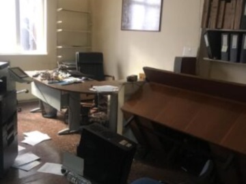 Εισβολή Ρουβίκωνα στα γραφεία του δικαστικού επιμελητή που έκανε έξωση στην Ιωάννα Κολοβού (video)
