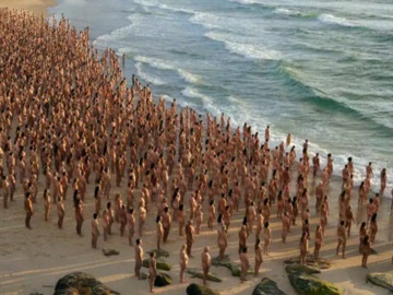 Αυστραλία: 2.500 άνθρωποι πόζαραν γυμνοί σε παραλία
