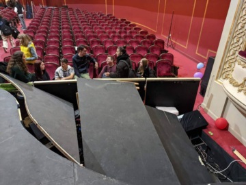 Κατέρρευσε μέρος της σκηνής στο Δημοτικό Θέατρο Πειραιά – Τραυματίστηκαν μαθητές
