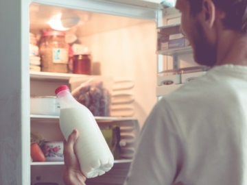 Το τεράστιο λάθος που κάνουμε όταν βάζουμε το γάλα στο ψυγείο