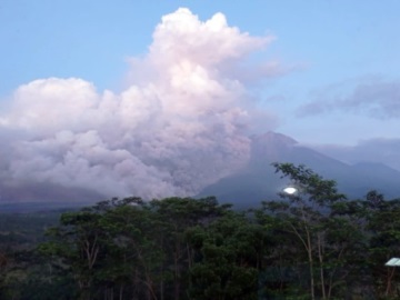 Οι αρχές απομάκρυναν σχεδόν 2.000 κατοίκους λόγω της έκρηξης ηφαιστείου στη νήσο Ιάβα