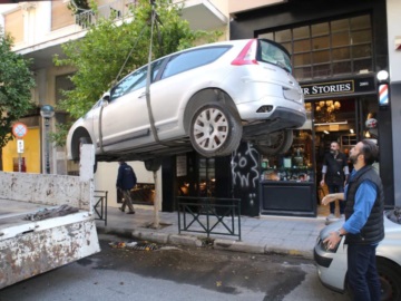 O Δήμος Πειραιά απομακρύνει εγκαταλελειμμένα οχήματα από την πόλη