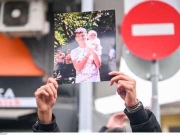 Θεσσαλονίκη: Συγκέντρωση έξω από τα δικαστήρια - Κρατούν στα χέρια φωτογραφίες του 16χρονου