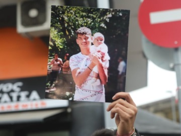 Ρομά: “Πενθούμε σήμερα, δεν διαδηλώνουμε” – Σε επιφυλακή η ΕΛ.ΑΣ. – Την Πέμπτη η κηδεία του 16χρονου