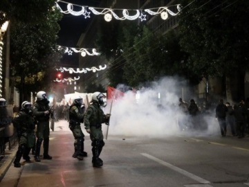 Ανθρωποκτονία Φραγκούλη: Κρότου λάμψης και δακρυγόνα στην πορεία της Αθήνας - Διαμαρτυρίες σε όλη τη χώρα