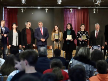 Βραβεία &quot;Μίκης Θεοδωράκης&quot; σε μαθήτριες του Μουσικού Σχολείου Πειραιά, από την Περιφέρεια Αττικής