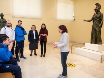 Στο Αρχαιολογικό Μουσείο Πειραιά, Μενδώνη – Μιχαηλίδου μαζί με πρωταθλητές των Special Olympics