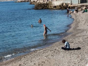 Χριστούγεννα στην παραλία – Ο πιο ζεστός Δεκέμβριος στην Αθήνα τα τελευταία 50 χρόνια (video)