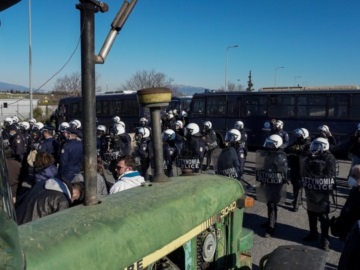 Ένταση αγροτών με αστυνομία στη Νίκαια – Κλιμάκωση των κινητοποιήσεων με μπλόκα (vid)