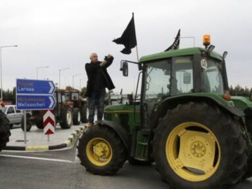 Νίκαια: Πλήθος αγροτών και φορέων απέκλεισαν την εθνική οδό