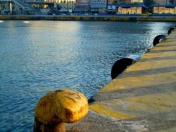 Νεκρός άνδρας σε παγκάκι στο λιμάνι του Πειραιά
