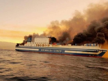 Φωτιά σε πλοίο στην Κέρκυρα: Διασώστες της ΕΜΑΚ πηγαίνουν για τη διάσωση εγκλωβισμένων