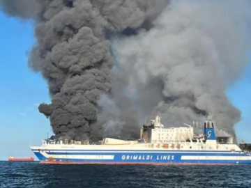 Κέρκυρα: Επικίνδυνη επιχείρηση της ΕΜΑΚ για τους εγκλωβισμένους στο πλοίο που φλέγεται