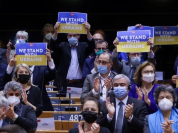 Πόλεμος στην Ουκρανία: Συγκινητικές σκηνές στο Ευρωπαϊκό Κοινοβούλιο